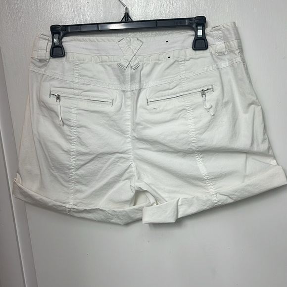 INC white lightweight shorts, Size 4, adjustable length tabs, 15 1/2”to 12” - Picture 4 of 10